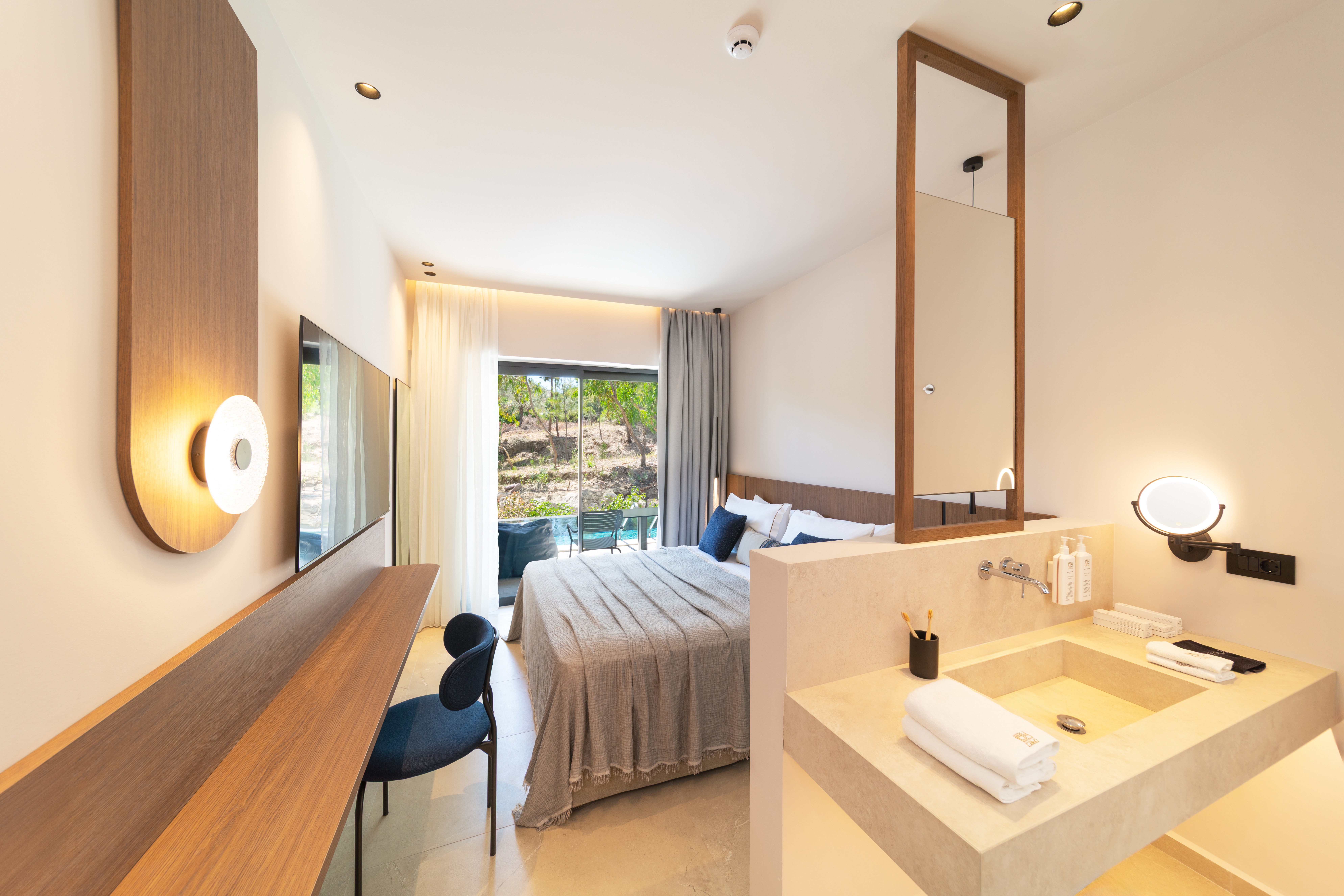 Superior Swim Up - Bedroom