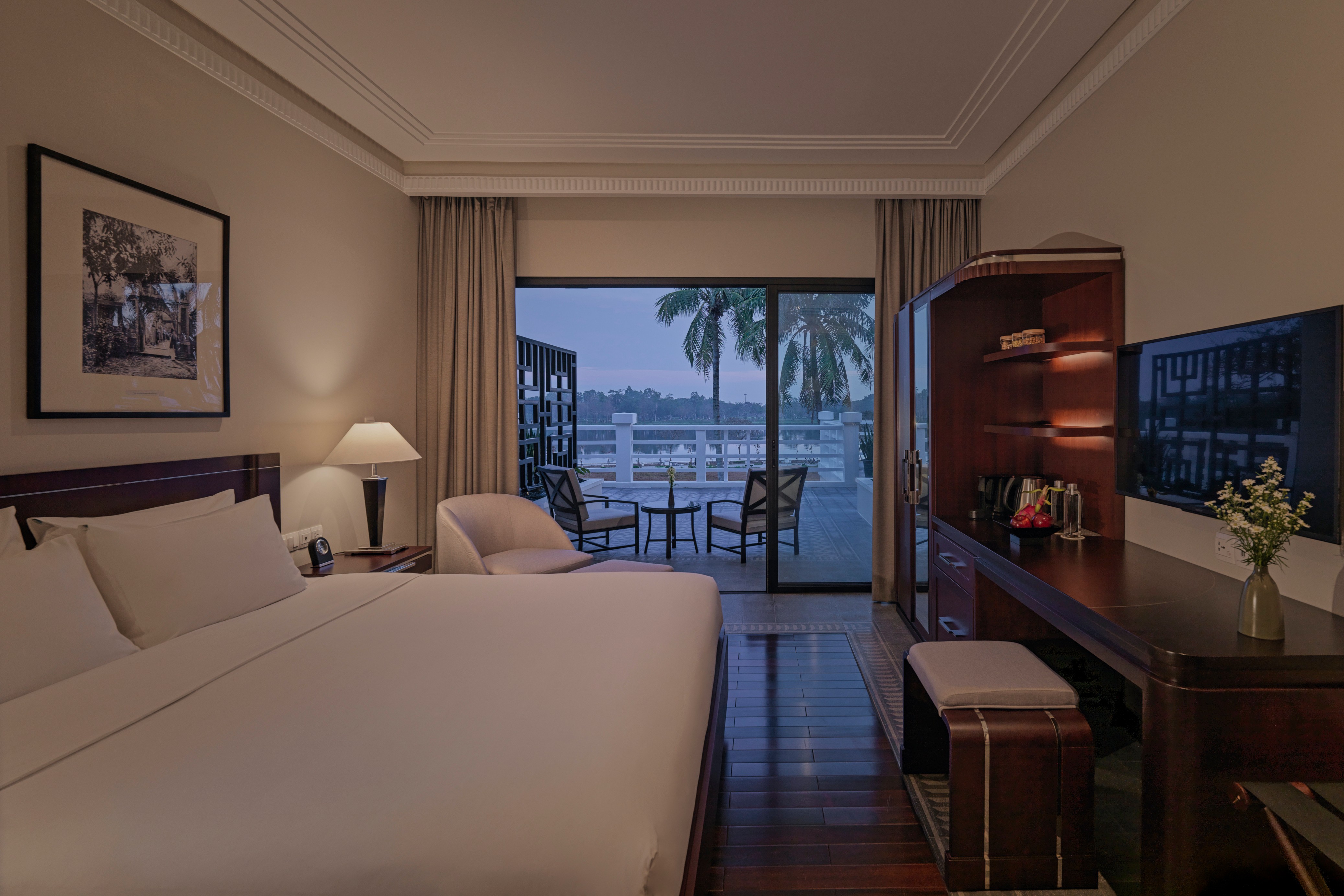 Superior River Queen - Bedroom